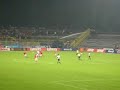 Goście próbują rozwalić ogrodzenie. Armatki wodne.