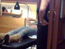 arianna alle prese cn il suo primo piercing