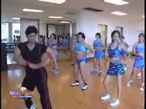 タイの女性のバストアップダンス