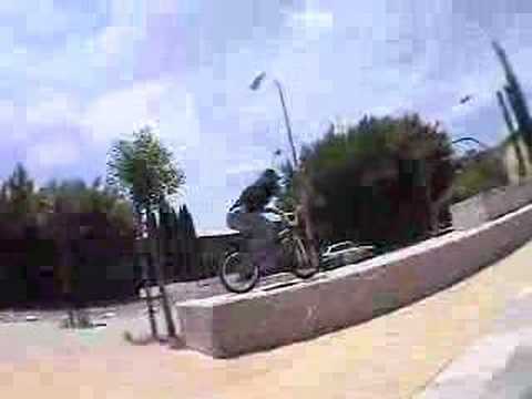 BMX BIKES TRICKS STUNTS CRASHES