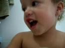 Duda cantando Aqui tem um bandu d loukooo. rs