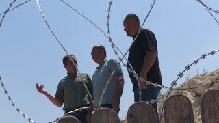 تحصين منازل بالأسلاك الشائكة في بلدة الفندقومية جنوب جنين بعد تزايد اعتداءات المستوطنين