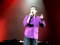 sings quel jeu elle joue with the audience