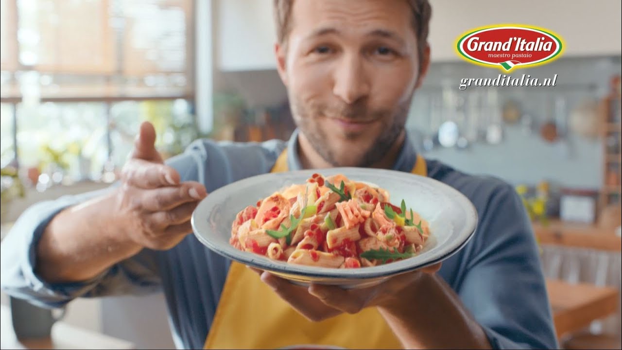 Actor Yaron & actress Amanda in Grand'Italia TV commercial