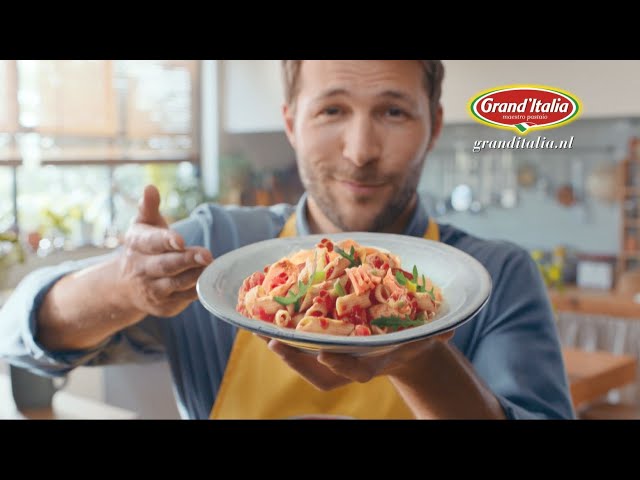Actor Yaron & actress Amanda in Grand'Italia TV commercial