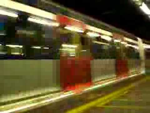 不停站列車 ( MLR ) 駛經港鐵旺角東站
