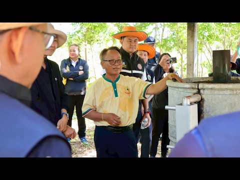 นายถวิล วงศ์สามารถ เกษตรกรบ้านคำเกิ่ง ตำบลเตย อำเภอม่วงสามสิบ จังหวัดอุบลราชธานี ผู้เข้ารับการสรรหาปราชญ์เกษตรของแผ่นดิน สาขาปราชญ์เกษตรดีเด่น