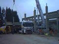 Liebherr Autokran hebt P-Platte vom LKW