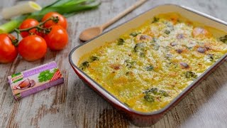 Regue um tabuleiro de forno forrado com papel de alumínio com um pouco de azeite e, por cima, espalhe as rodelas de batatas regando-as com um fio de azeite.