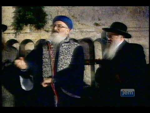 Rabbi Mordechai Eliyahu and the Lubavitcher Rebbe at Chanukah Live 5752