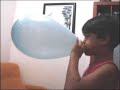 Garoto Gabriel estourando a bola