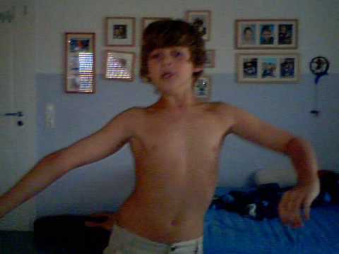 Junge bricht sich den Arm