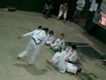 Fuerte patada practicando Tae Kwon Do
