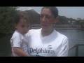 Cynthia Klitbo y bebé descubren la belleza de los delfines.