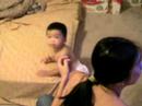 Ku Cun leo cau thang