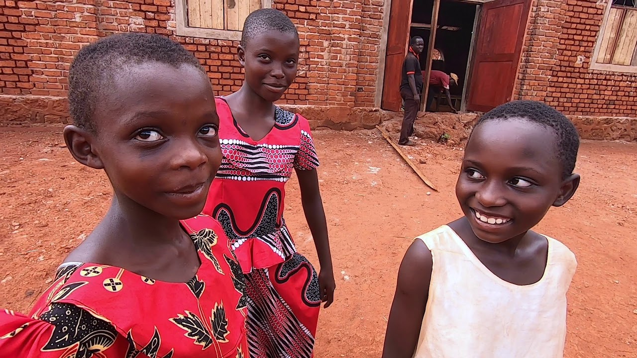 来自非洲的孩子们对着镜头微笑