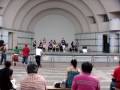 Japonesas sexys bailando en el escenario de Yoyogi