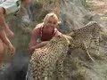 Rubia atacada por un leopardo