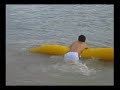 Nürnberger Jugendliche schwimmen im Baggersee