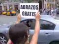 Abrazos gratis en Barcelona (Free Hugs Campaign)