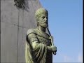 Πεντακόσια πενήντα πέντε χρόνια μετά την Αλωσης της Πόλης και τις δραματικές εξελίξεις που οδήγησαν στην οριστική πτώση του Βυζαντίου και στην άνοδο της Οθωμανικής Αυτοκρατορίας, το National Geographic έρχεται να προσφέρει στο παγκόσμιο κοινό ένα συγκλονιστικό οπτικοακουστικό λεύκωμα: «1453: Η Αλωση της Πόλης».Περιλαμβάνει ένα πολυτελές σκληρόδετο βιβλίο και ένα DVD-ντοκιμαντέρ παραγωγής 2007-08, τα οποία βασίζονται στο αρχειακό υλικό του National Geographic, συνδυασμένο με σπάνια ντοκουμέντα, ιστορικές μαρτυρίες και κινηματογραφικές λήψεις σε όλους τους τόπους στους οποίους εξελίχθηκαν τα γεγονότα.Με τη σφραγίδα ενός φορέα αδιαμφισβήτητου κύρους, το έργο αποτελεί πολύτιμο απόκτημα για τη βιβλιοθήκη κάθε ελληνικού σπιτιού, ενώ αποκτά ιδιαίτερη βαρύτητα για τις ελληνικές οικογένειες που έχουν ρίζες στην Κωνσταντινούπολη.Στο ντοκιμαντέρ που κυκλοφορεί σε DVD ξεδιπλώνονται με τον ανυπέρβλητο τρόπο του National Geographic, με δύναμη και καθαρότητα, τα συνταρακτικά γεγονότα που οδήγησαν στην Αλωση. Με εντυπωσιακό κινηματογραφικό υλικό από τη σύγχρονη Κωνσταντινούπολη, τη Βενετία, τη Φλωρεντία και αλλού, το DVD αναπλάθει και προβάλλει την ιστορική αλήθεια εκείνης της κοσμογονικής εποχής.Στο πολυτελές βιβλίο-λεύκωμα καταγράφεται όλη η πορεία από την πολιτική κατάρρευση του μεσαιωνικού Ελληνισμού στη Μικρά Ασία (1071-1081) μέχρι την καταστροφή της Πόλης από τους Σταυροφόρους το 1204 και από την εμφάνιση των Οθωμανών στην Ευρώπη και την πρώτη πολιορκία της Πόλης το 1394 μέχρι τη σθεναρή ύστατη αντίσταση των Βυζαντινών σε ξηρά και θάλασσα κατά την πολιορκία του 1453. Κείμενα εποχής, γκραβούρες, χάρτες και άλλα σπάνια ντοκουμέντα εικονογραφούν όλα τα τραγικά γεγονότα που οδήγησαν στην αρχή του τέλους και, τελικά, στην πτώση, με όλες τις δραματικές επιπτώσεις για το λαό της Πόλης αλλά και για ολόκληρο τον κόσμο.