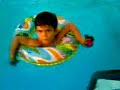 Nelsinho na piscina sozinho