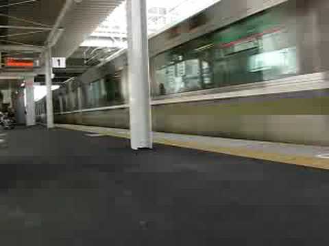 223系　須磨海浜公園駅通過　かもめの水兵さん