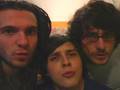 3 GARS SU'L SOFA - TROIS