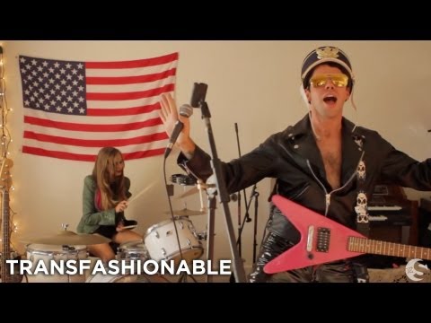 dragqueen - The Stylish presents Transfashionable Episode 1, hosted by Jonny Makeup. People struggling with feeling like they don't fit in are swept away on Jonny's vesp...