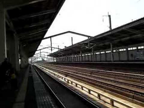 Shinkansen 古川駅を通過するはやて・こまち13号