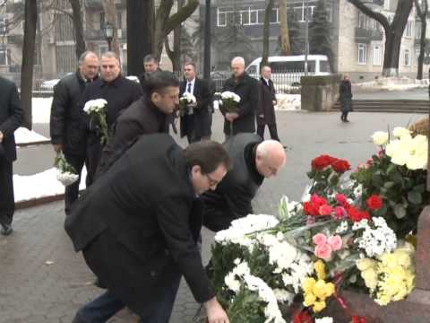 Президент Николае Тимофти возложил цветы к бюсту писателя Григоре Виеру на Аллее классиков