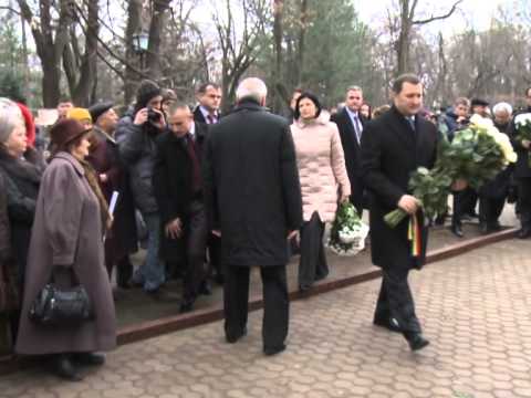 Președintele Nicolae Timofti a depus flori la bustul scriitorului Mihai Eminescu