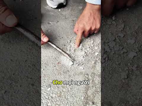 ????Trời mưa lên mái nhà đục sàn cán bằng xi măng chống thấm cho chủ nhà xem