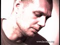 des ann�es apr�s sa sortie little lost soul, de third eye foundation, tourne toujours sur la platine cd. 
on a donc suivi de tr�s pr�s la reconversion �lectro-acoustique de matt elliott, d'albums �mouvants en concerts hypnotisants.

rendez vous pris au glaz'art o� matt elliott joue le soir m�me. commen�ant sur une terrasse bien trop bruyante, on se r�fugie dans la petite, et tr�s sombre, salle de projection. matt avouera, apr�s cette 18e session acoustique, ne pas avoir �t� tr�s � l'aise face � la cam�ra... mais cela ne l'empechera pas d'enchainer les morceaux, ni m�me d'essayer de jouer un tout nouveau morceau et surtout, magnifique cadeau, de nous offrir un instrumental au piano. matt elliott nous confiera qu'il n'a jamais ni enregistr�, ni jou� du piano sur sc�ne, mais qu'il joue juste pour son plaisir, chez lui... 

merci au glaz'art, � ici d'ailleurs, � matt elliott et ga�lle.