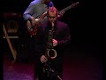 tema y arreglo de roberto seoane que fusiona ritmos latinos con el jazz tanto en la melodia, armonia y solos de los instrumentos.