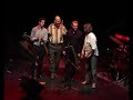 tema y arreglo de roberto seoane que fusiona ritmos latinos con el jazz tanto en la melodia, armonia y solos de los instrumentos.