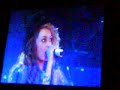 Paulina Rubio cantando 