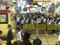Marea de gente al anochecer en Hong Kong