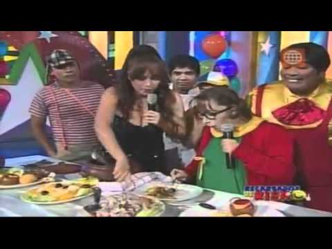La Chilindrina degustando de la gastronomia Peruana