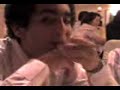 pelao comiendo pan