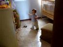 Tirando tudo do armario e bagunçando o quarto!