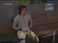Hassan sitzt alleine im Garten