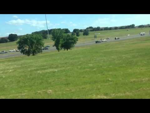 VIDEO: Auto casi choca con ¿un avión? en autopista