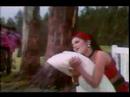 Madhoo, Akshay in Elaan singing