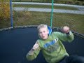 Frederick og Kristian p� trampo