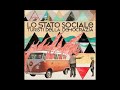 ma chissà se è vero il trambusto che si sente / quando un paese intero applaude con lo sfollagente http://www.youtube.com/watch?v=zOa-rSM4nms