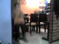entre los muebles