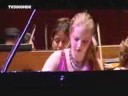 reportage du journal t�l�vis� de tv5 monde � propos de la pianiste fran�aise lise de la salle � la suite de son concert � l'auditorium du louvre � paris.