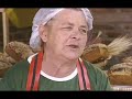 Ingredientes:03 xícaras de farinha de trigo01 xícara de açúcar01 colher de chá rasa de sal01 colher de sopa rasa de fermento (para pão)01 ovo01 colher de sopa de manteigaLeite ou água para dar o pontoRaspas de casca de limãoMisture todos os ingredientes e amasse até dar o ponto. Deixe crescer até dobrar de volume e leve ao forno pré-aquecido.Farofa:1/2 xícara de farinha de trigo1/2 xícara de açúcar01 colher de sopa de manteigaCanela a gostoMisture todos os ingredientes e coloque em cima da cuca.