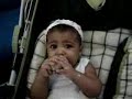 Nicole comendo banana